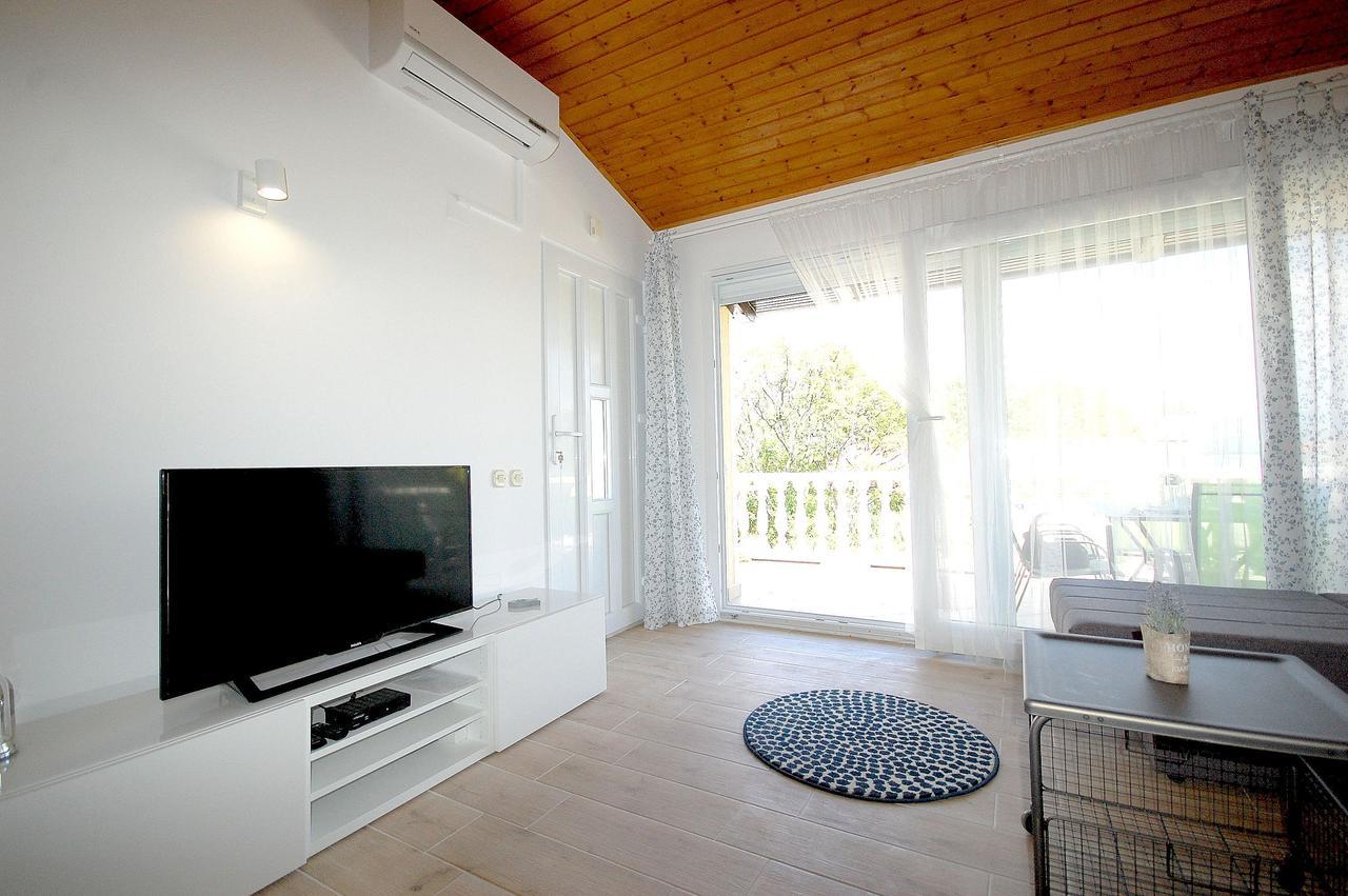 Apartment Bedenikovic By El-Pi Tours Malinska Exteriör bild